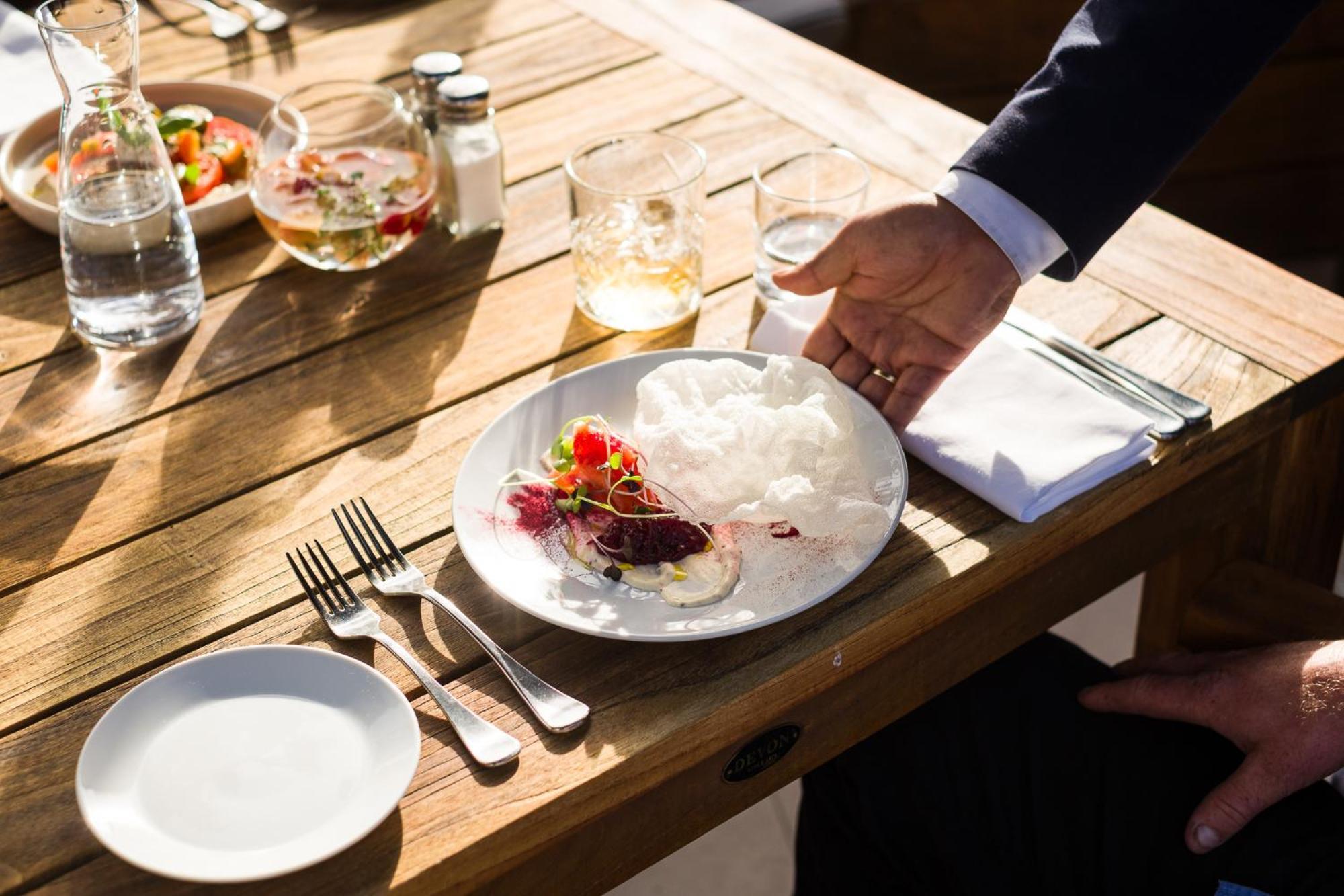 Carnmore Chateau Marlborough Blenheim Dış mekan fotoğraf A waiter serving food
