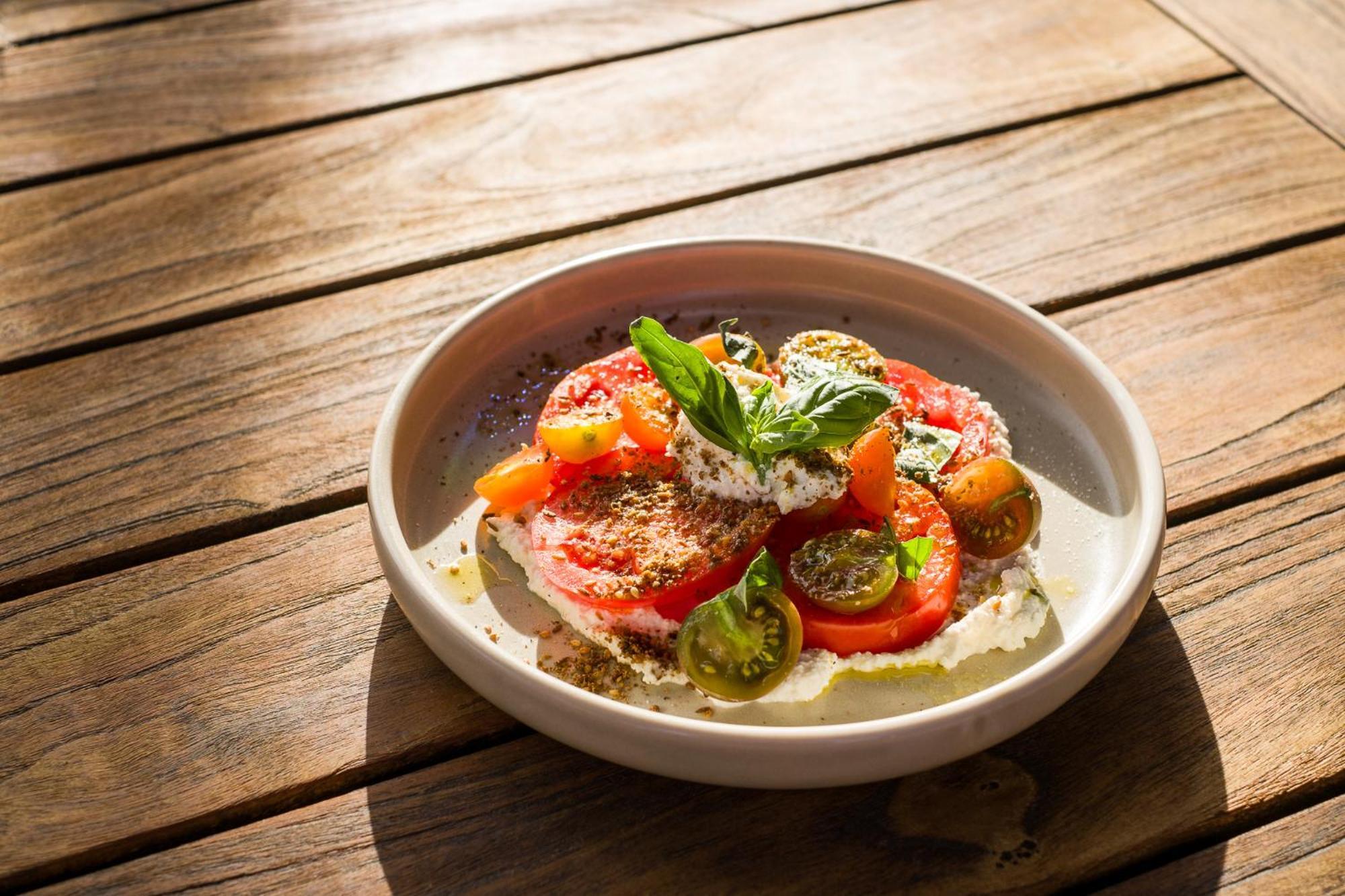 Carnmore Chateau Marlborough Blenheim Dış mekan fotoğraf A salad of tomatoes, feta cheese, and olive oil