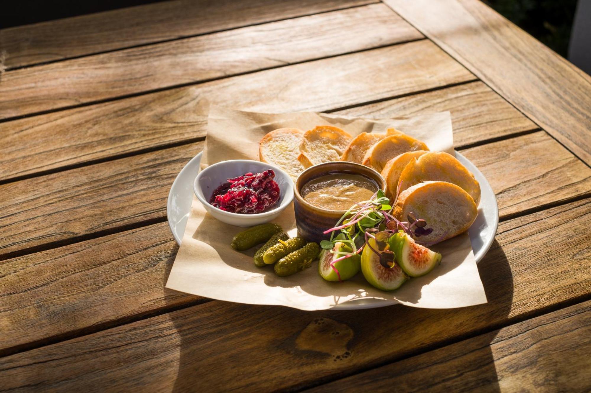 Carnmore Chateau Marlborough Blenheim Dış mekan fotoğraf A selection of pickles