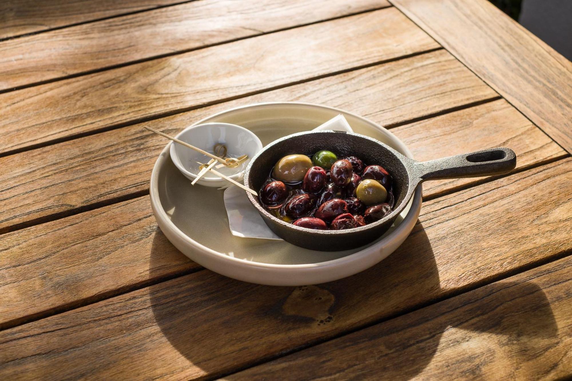 Carnmore Chateau Marlborough Blenheim Dış mekan fotoğraf A pan of olives