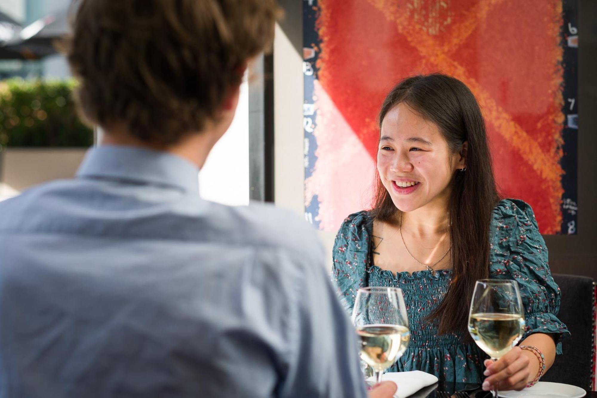 Carnmore Chateau Marlborough Blenheim Dış mekan fotoğraf A woman laughing with a man
