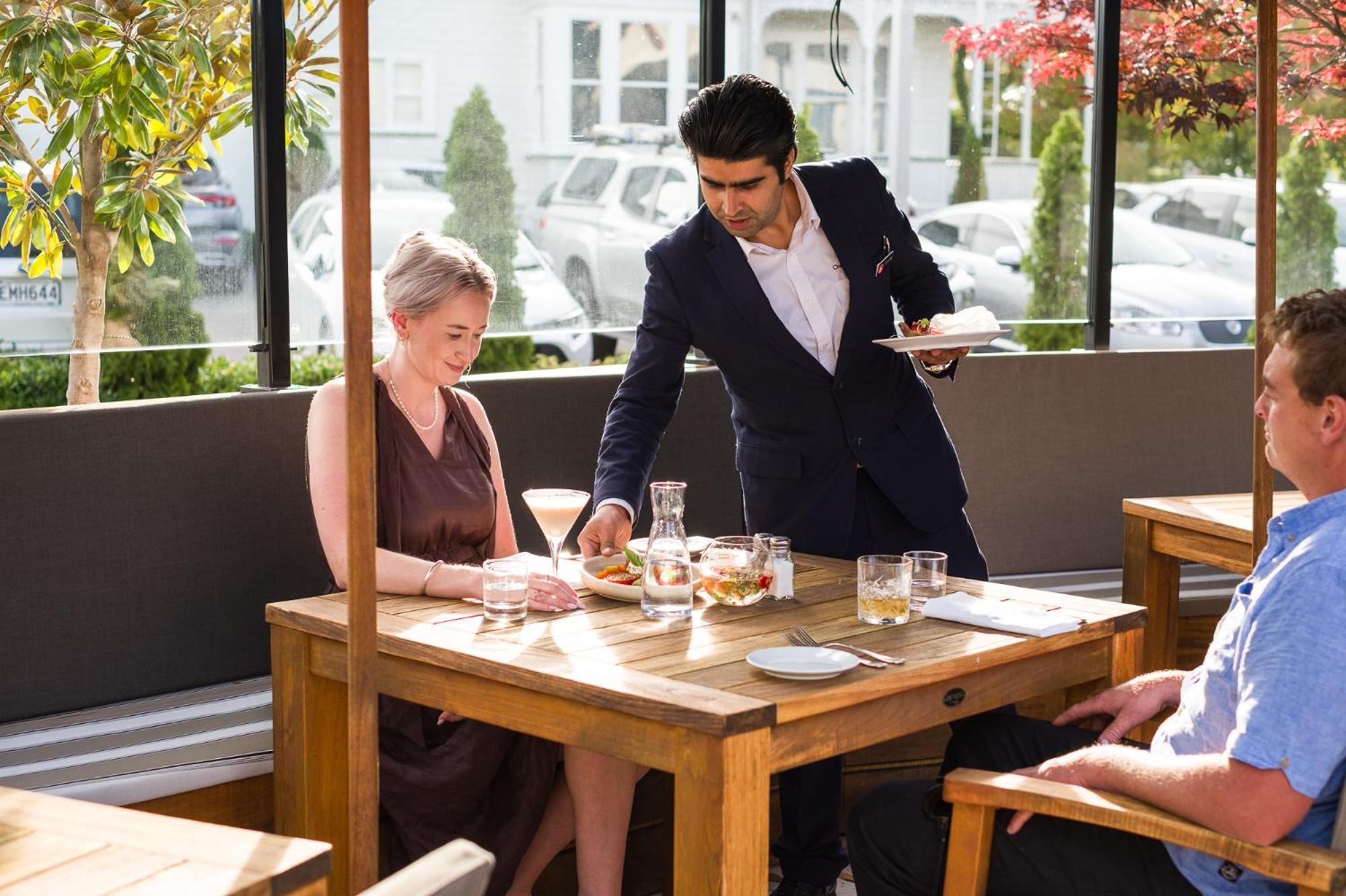 Carnmore Chateau Marlborough Blenheim Dış mekan fotoğraf A waiter serving a customer