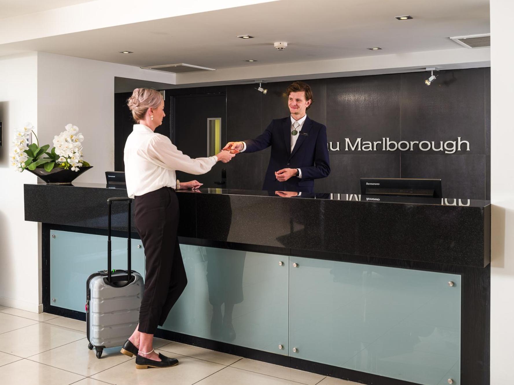 Carnmore Chateau Marlborough Blenheim Dış mekan fotoğraf A hotel receptionist