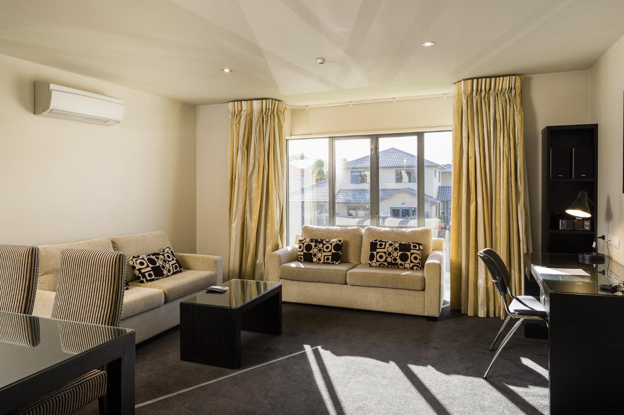 Carnmore Chateau Marlborough Blenheim Dış mekan fotoğraf A living room in a modern apartment