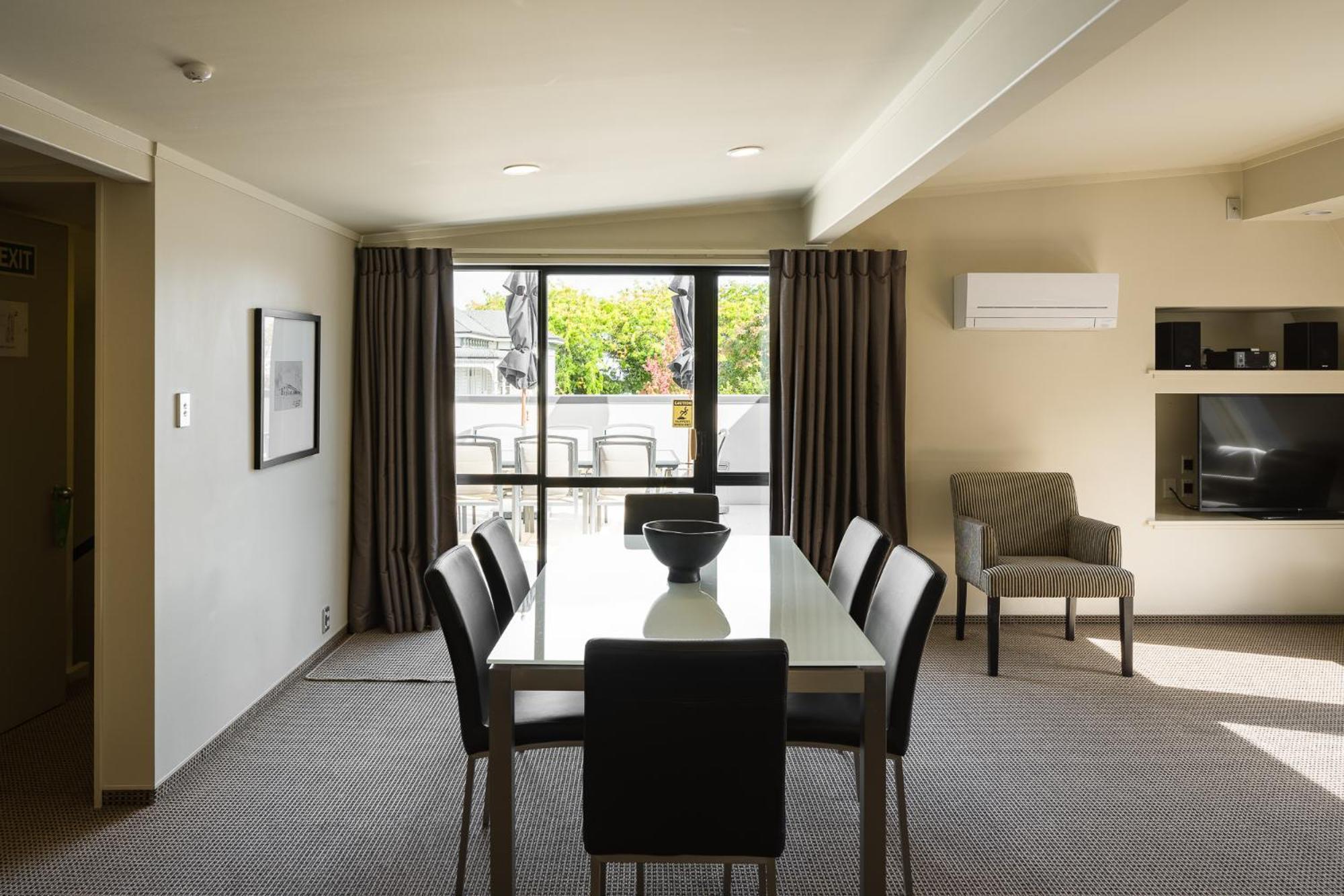 Carnmore Chateau Marlborough Blenheim Dış mekan fotoğraf A typical apartment dining room